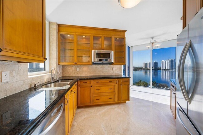 Foto del edificio - 3370 NE 190th St