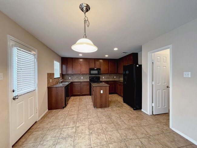Building Photo - Yowell Ranch Beauty!