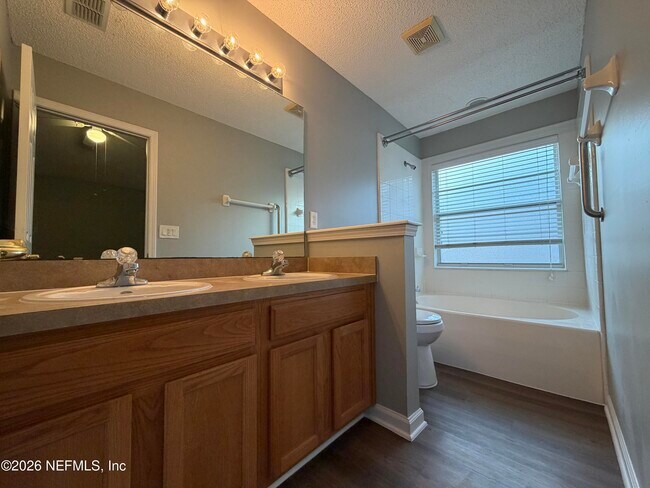 Foto del edificio - 2724 Secret Harbor Dr