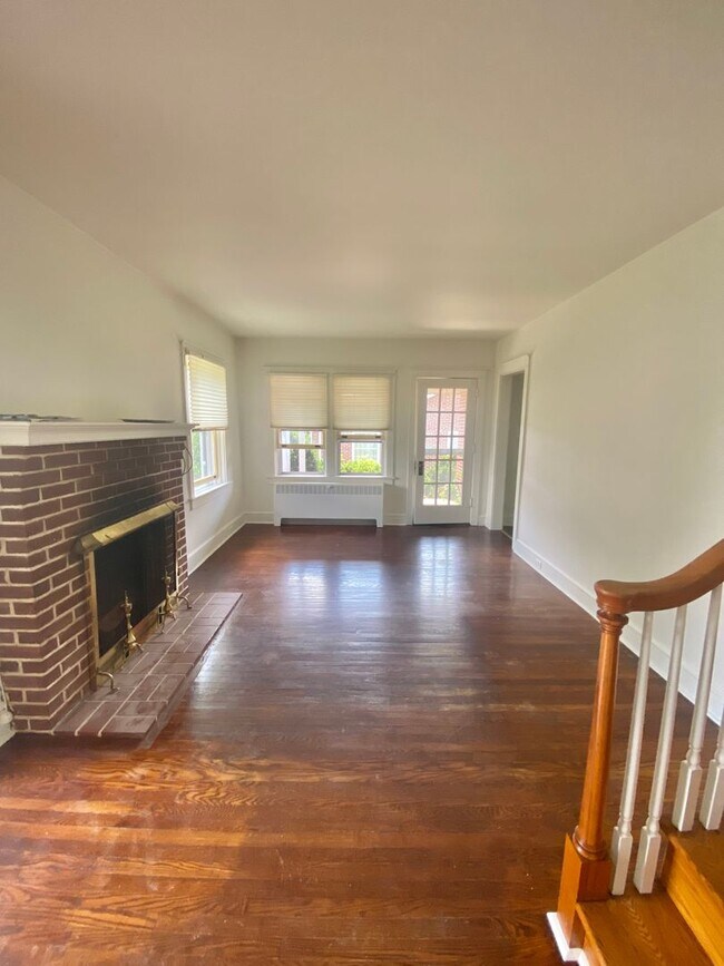 Building Photo - Amazing Cap Cod with 2 BR/ 1.5 BA and Bonu...