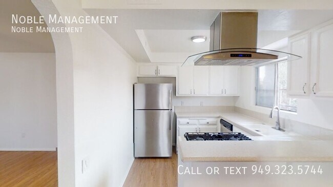 Building Photo - 2733 E Almond Ave