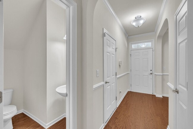 Building Photo - 3 Bedroom Townhome with 2 Car Garage in He...