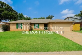 Building Photo - 2417 Meadow Vw