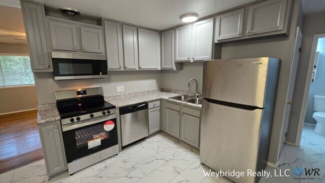 Foto del edificio - A Nice 3-Bed 1 Bath House in Northside!!!
