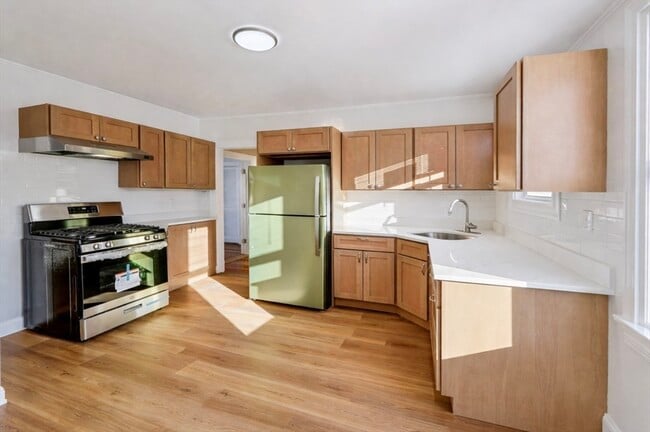 Building Photo - 559 Hyde Park Ave