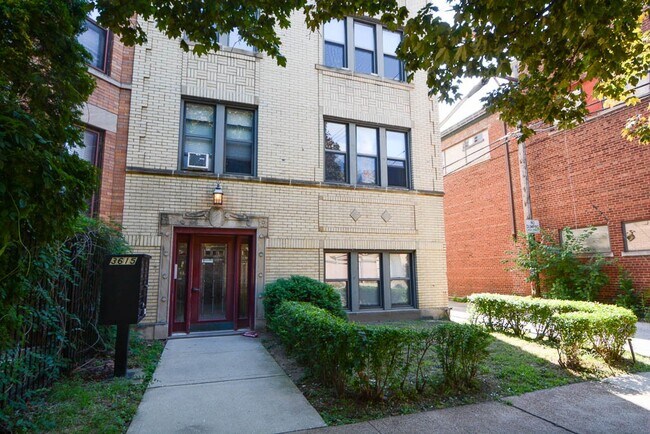 Building Photo - 3619 N Paulina St