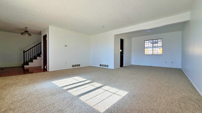 Foto del edificio - Fantastic 4 Bed 3 Bath 2 Car Garage Home in Aurora Highlands! NEW Carpet! NEW Paint! NEW Bathroom...