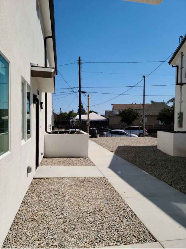 Building Photo - 33(1635)