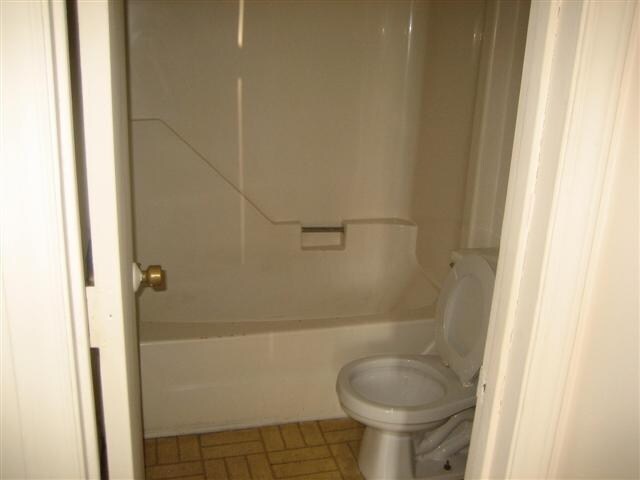 Baño - 1845 Boone St