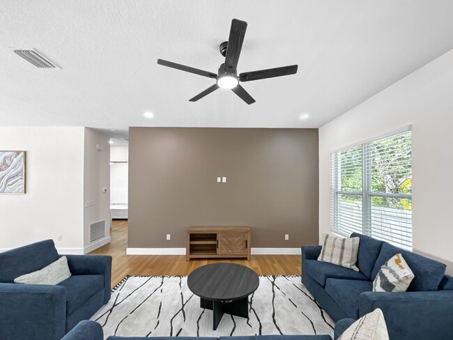 Building Photo - Furnished 3BR Townhouse with Flexible Room Rentals – Prime Tampa Location Near USF & Hospitals