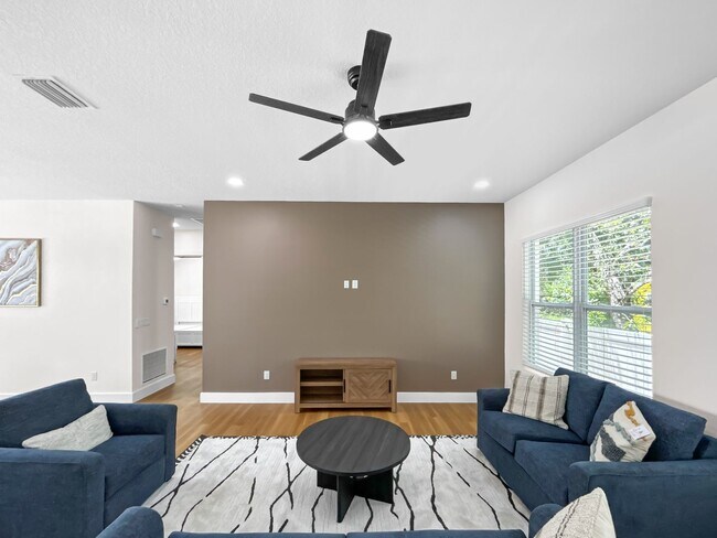 Foto del edificio - Furnished 3BR Townhouse with Flexible Room Rentals – Prime Tampa Location Near USF & Hospitals