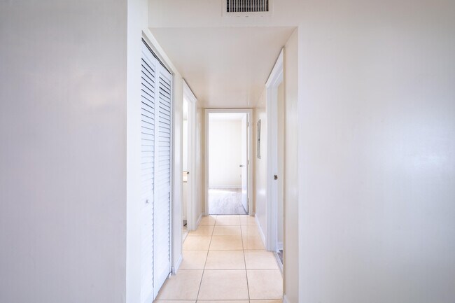 Foto del edificio - 1300 Crestwood Ct S