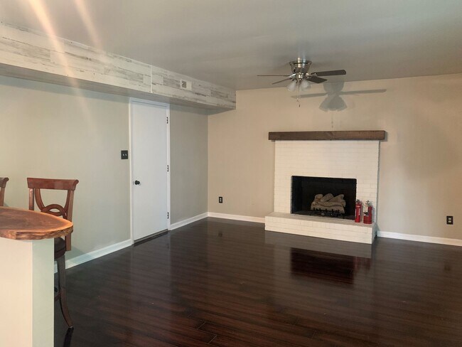 Foto del edificio - 102 Acorn Ct