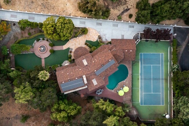 Foto del edificio - Meticulously Upgraded Los Altos Estate on ...