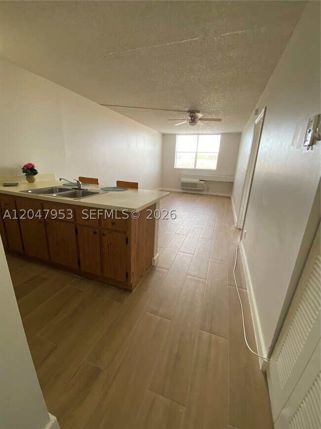 Foto del edificio - 2501 Riverside Dr