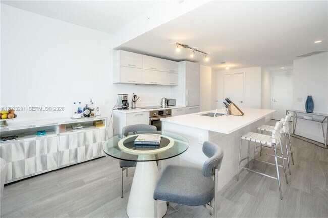 Foto del edificio - 650 NE 32nd St