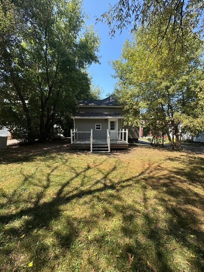 Building Photo - Spacious 3-4 Bedroom, 2 Bath Home for Rent...