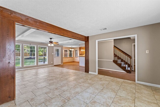 Foto del edificio - 5718 Upper Lake Dr