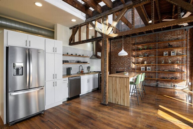 Foto del edificio - 100 E 13th St