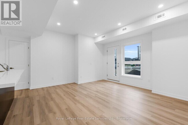 Photo du bâtiment - 70 Kenesky Dr