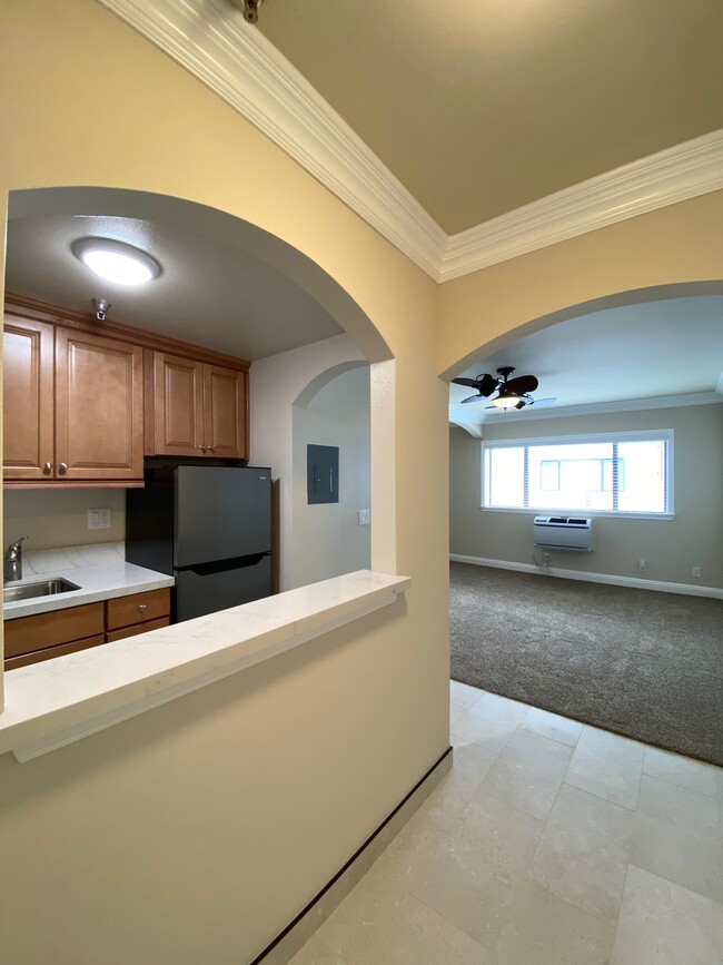 Burbank Center Apartments photo'