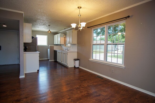 Foto del edificio - For Lease | Tulsa | 3 Bed + 2 Bath | $1100...