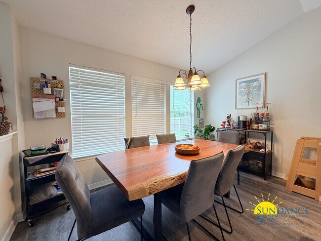 Foto del edificio - Desirable location & well-maintained 4BR home in Navarre!