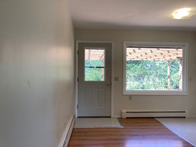 Building Photo - Pet Friendly 4 Bedroom House!
