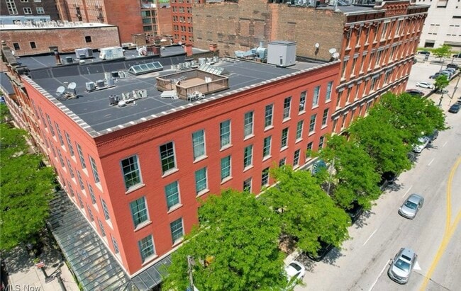 Building Photo - 408 W Saint Clair Ave