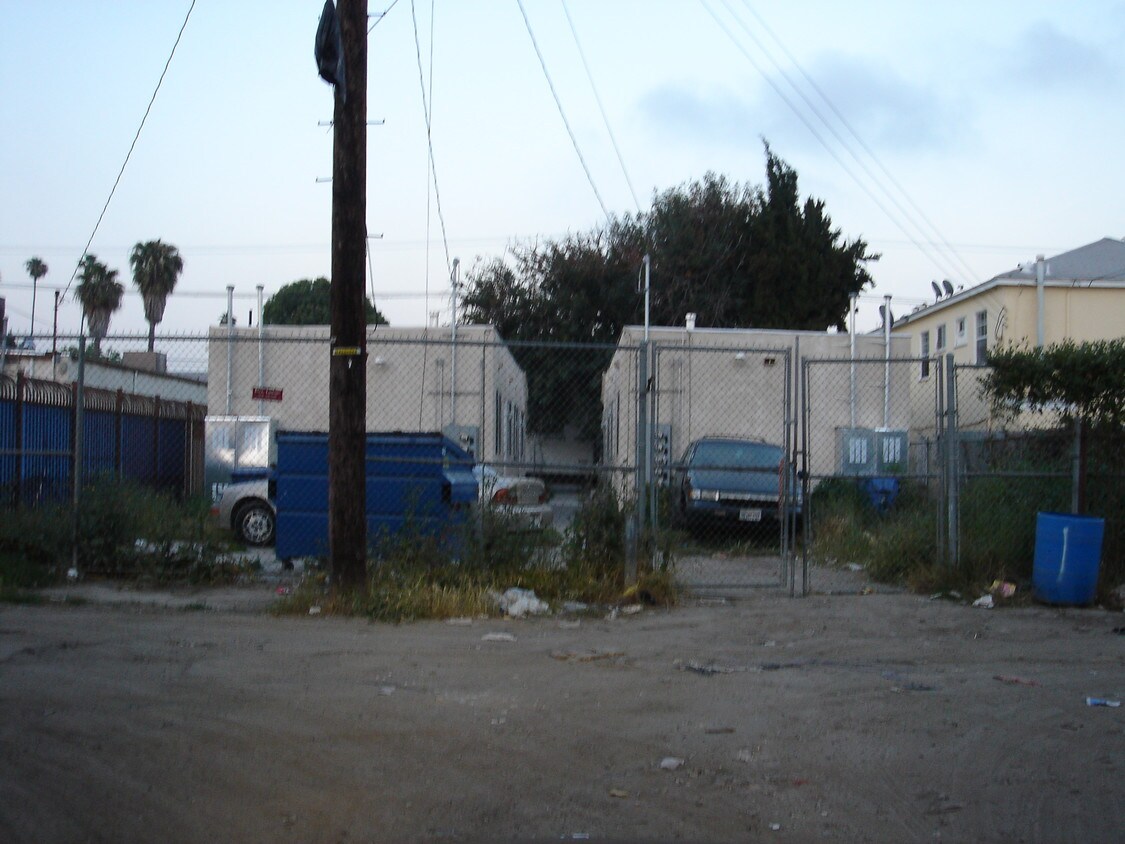 Rear vista al mar - 8119 S Hoover St