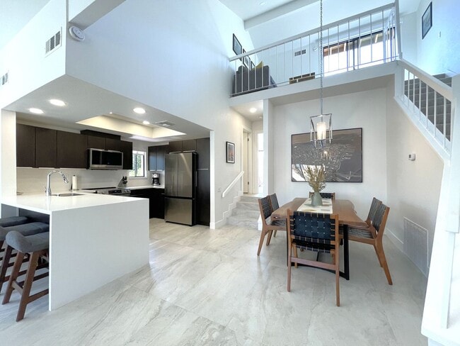 Building Photo - AVAILABLE NOW! 2 Bed 2 Bath Condo in Palm ...