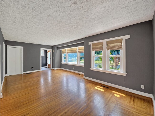 Foto del edificio - 140 Irvington Rd