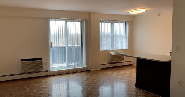 Building Photo - 2-Bed/1.5 Bath Apt in Pet-Friendly Complex; Pet Friendly! Ideal Location in Brookline