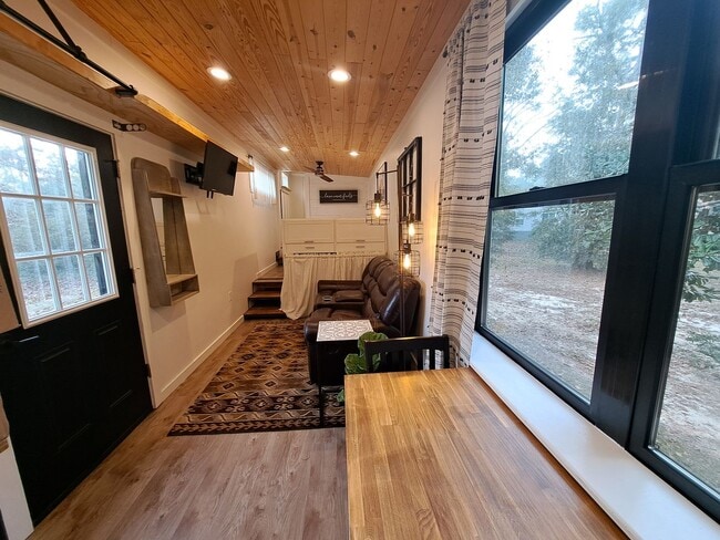 Building Photo - Furnished Tiny Home