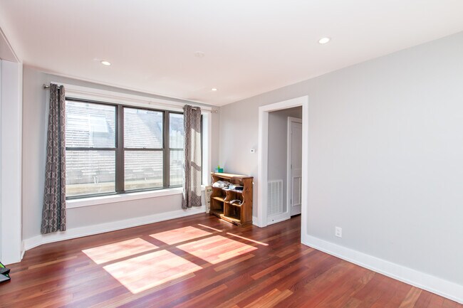 Foto del edificio - 1350 N Wolcott Ave