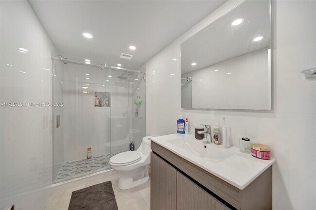 Building Photo - THE HEMISPHERES CONDO UNIT L E