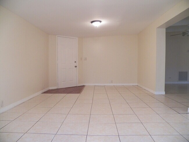 Building Photo - 3/1.5 Home with Cute Backyard!!