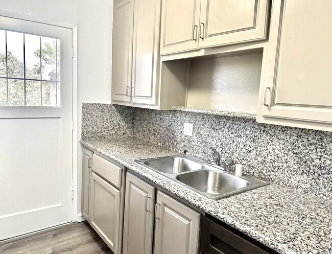 Foto del edificio - 4549 Greenholme Dr