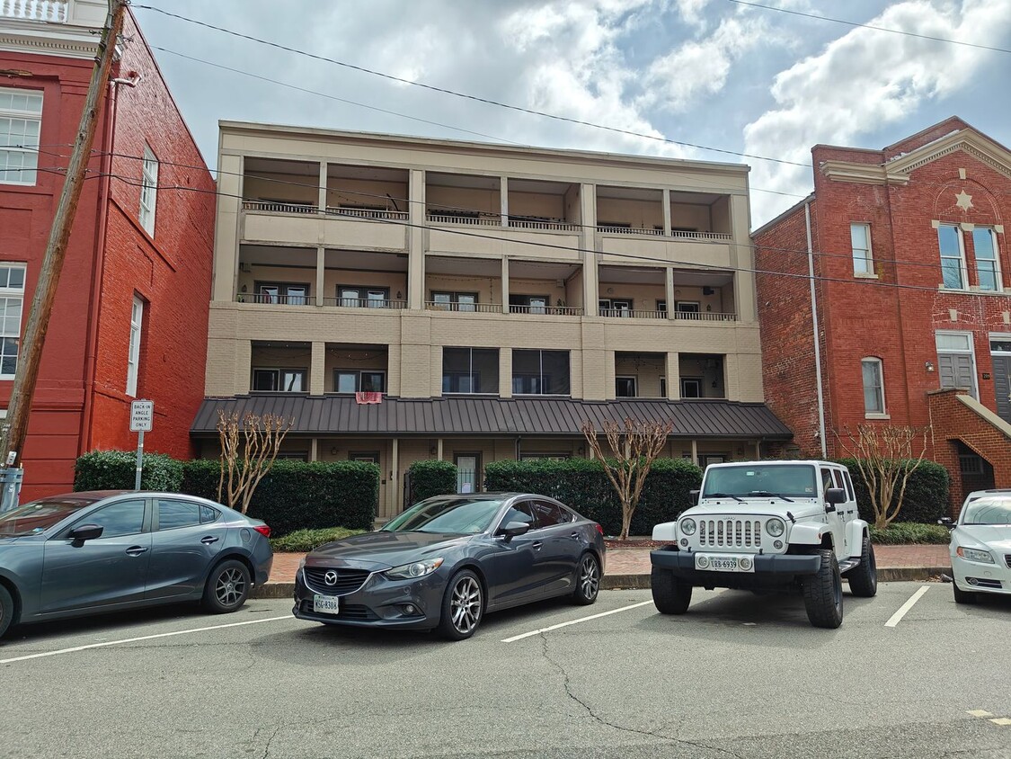 Primary Photo - Large 2 bedroom one level condo on first f...