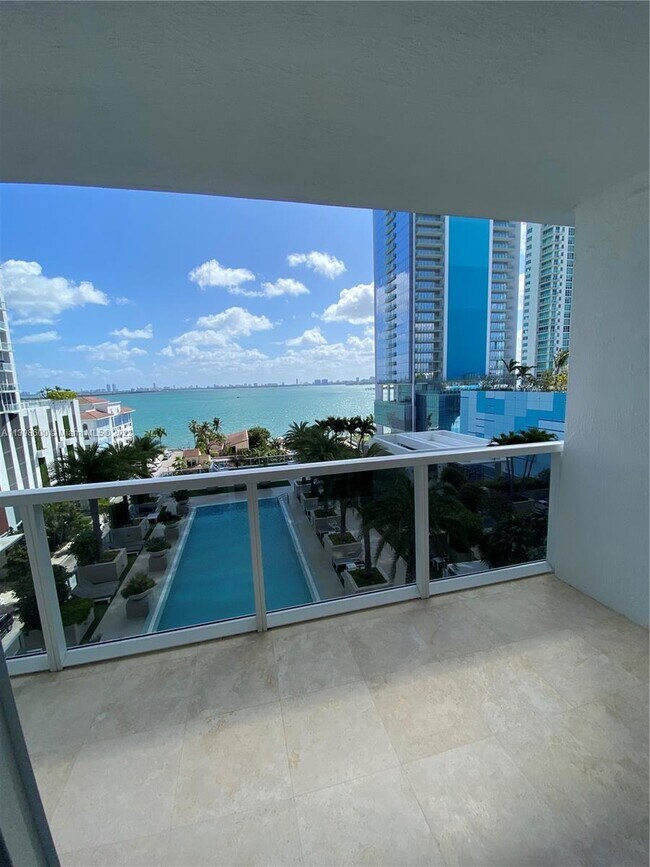 Foto del edificio - 600 NE 27th St