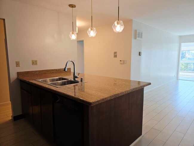 Building Photo - Top Floor Condo Unit