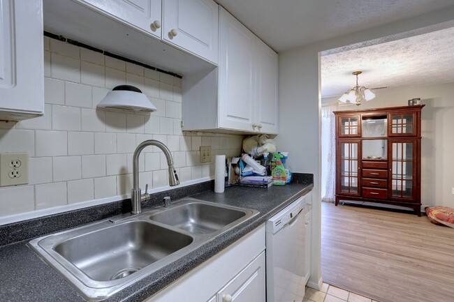 Foto del edificio - 3BD/1.5BA, Cozy Townhome in Silver Spring.