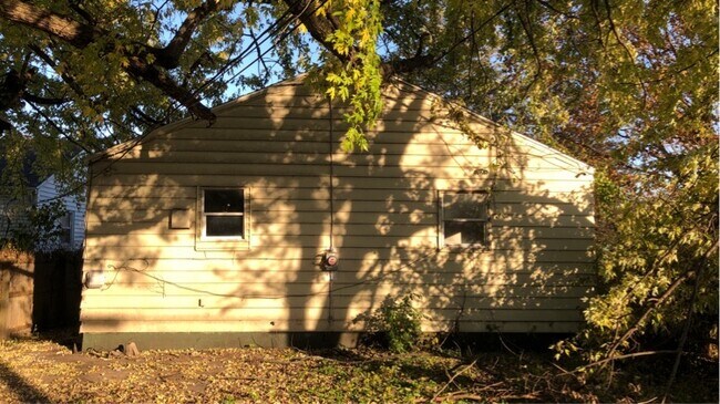 Building Photo - 113 S Lake St