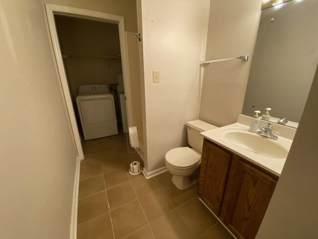 Foto del edificio - AWESOME 2 BEDROOM CONDO IN PARKWAY HEIGHTS...