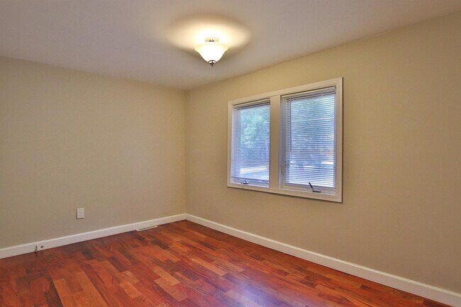 Foto del edificio - 2475 Hemlock Ln N