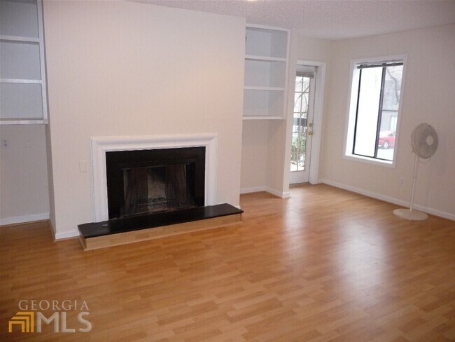 Foto del edificio - 572 Emory Oaks Way