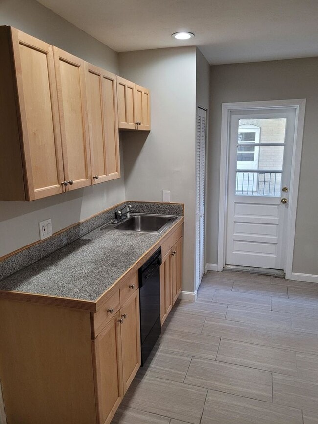 Building Photo - HOT NORTH END LISTING!!!!