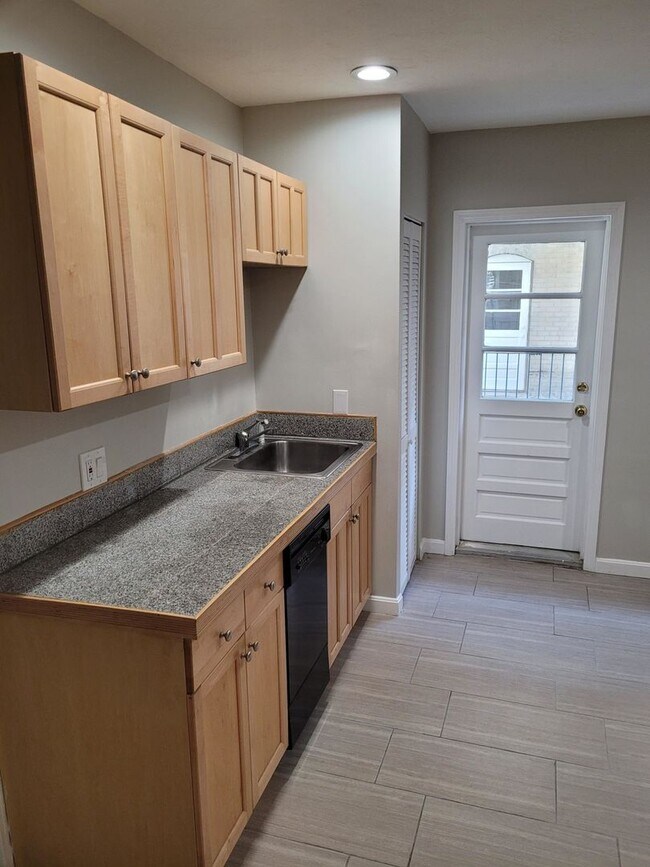 Foto del edificio - HOT NORTH END LISTING!!!!