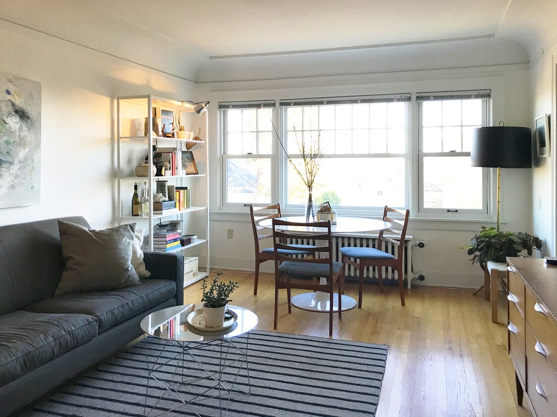 Living Room - 525 16th Ave E