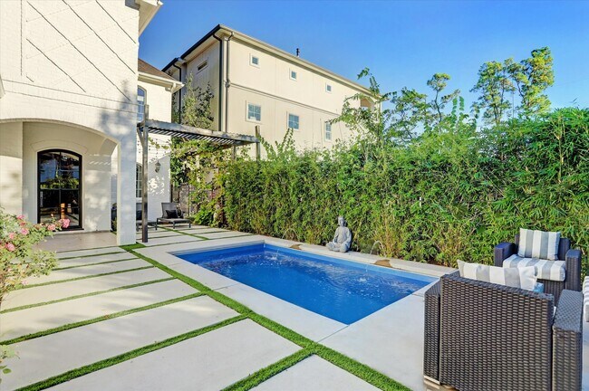 Foto del edificio - 1502 Whispering Pines Dr